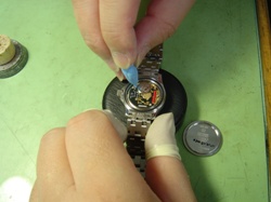 機械の内部をチェック中